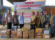 Pj Bupati Aceh Besar Serahkan Bantuan dari ASN untuk Korban Banjir di Tamiang