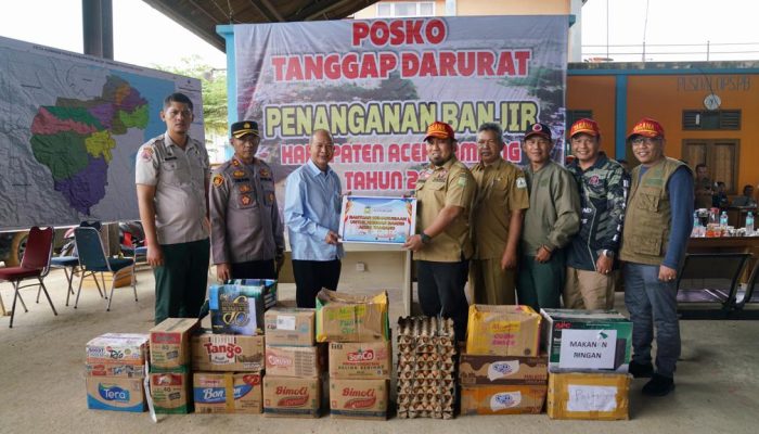 Pj Bupati Aceh Besar Serahkan Bantuan dari ASN untuk Korban Banjir di Tamiang