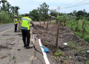 Polantas Polres Bireuen Bersihkan Jalan Akibat Longsor