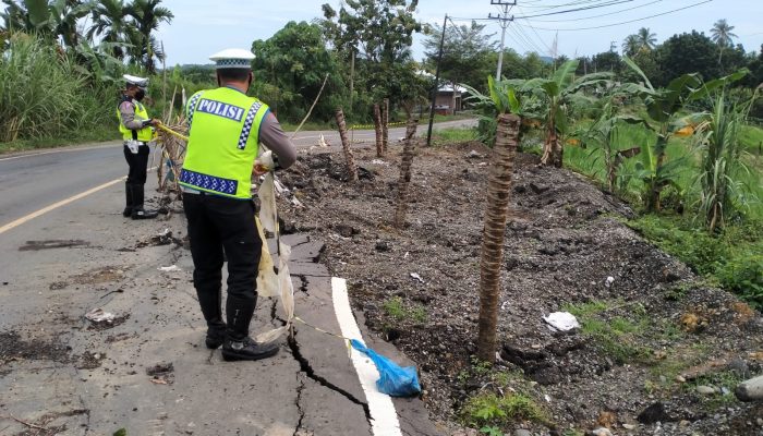 Polantas Polres Bireuen Bersihkan Jalan Akibat Longsor
