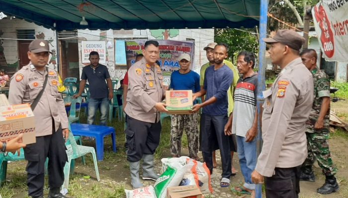 Kapolres Bireuen Antar Bantuan Untuk Pengungsi Desa Samuti Aman Gandapura