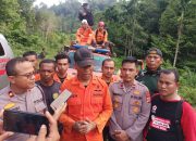 Polisi Evakuasi Warga Aceh Jaya Yang Tertimpa Longsor