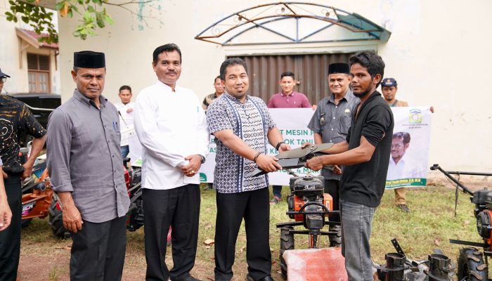 Pj Bupati Aceh Besar Serahkan Bantuan Alsintan dari Mentan kepada Petani