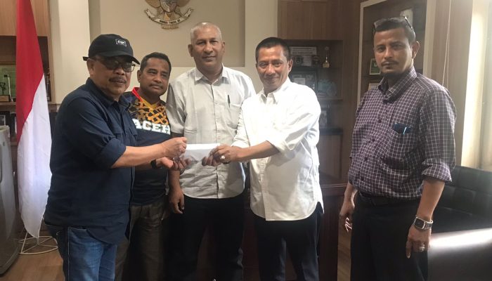 Anggota PWI Aceh Peraih Emas Porwanas Dibonusi Rp 20 Juta oleh Ketua KONI Banda Aceh