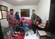 Farid Nyak Umar Bantu Kursi Roda untuk Warga
