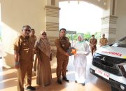 Pj Bupati Aceh Besar Serahkan Tiga Unit Ambulance untuk Puskesmas