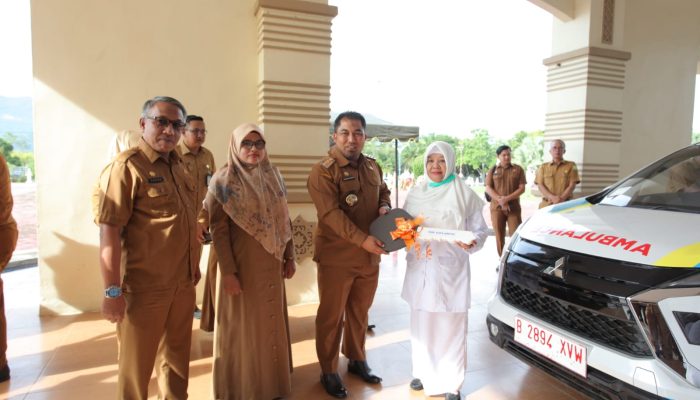 Pj Bupati Aceh Besar Serahkan Tiga Unit Ambulance untuk Puskesmas