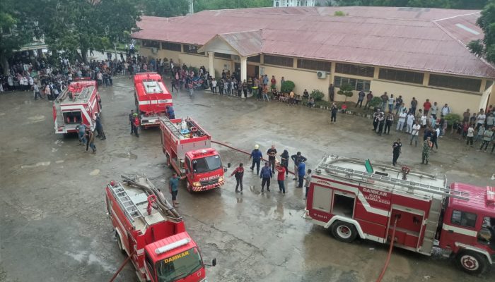 Kebakaran Abul Yatama Padam, Pj Bupati Instruksikan Semua Armada BPBD Terjun ke Lapangan, Koordinasi dengan Pemko Banda Aceh