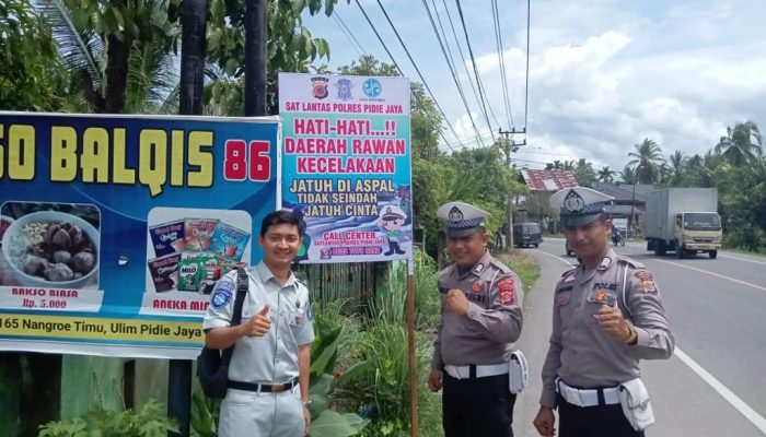 Polantas Pijay Pasang Spanduk Untuk Keselamatan Berlalulintas di Titik Rawan Kecelakaan