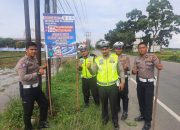 Polantas Polres Pijay Pasang Pamplet Spanduk Keselamatan Berlalulintas di Titik Rawan Kecelakaan