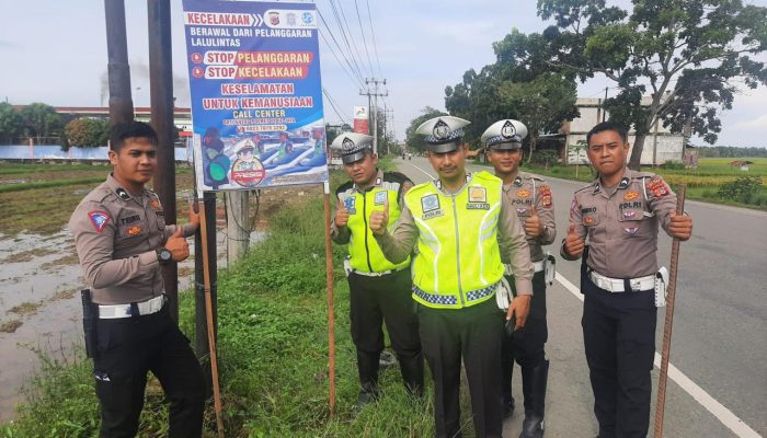 Polantas Polres Pijay Pasang Pamplet Spanduk Keselamatan Berlalulintas di Titik Rawan Kecelakaan