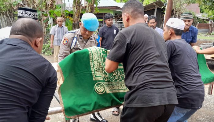 Petugas Gabungan Pos Pengamanan Nataru di Trienggadeng, Bantu Mengantarkan Jenazah