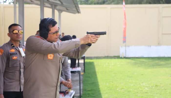 Pejabat Polda Aceh Kompak Latihan Menembak