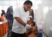 Pj Bupati Aceh Besar Tetes Vaksin Polio di SDN Pertiwi Lamgarot