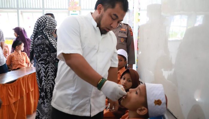 Pj Bupati Aceh Besar Tetes Vaksin Polio di SDN Pertiwi Lamgarot