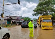 Satlantas Polres Pijay Atur Lalulintas di Lokasi Banjir