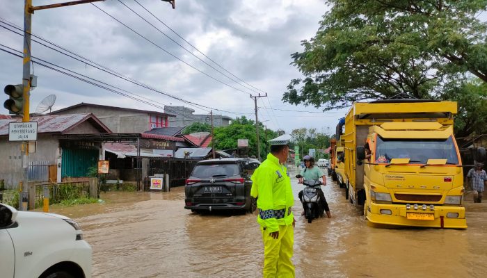 Satlantas Polres Pijay Atur Lalulintas di Lokasi Banjir