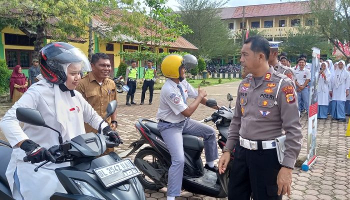 Kasat Lantas Polres Aceh Tamiang Sosialisasikan Safety Riding di SMA Negeri 4 Kejuruan Muda