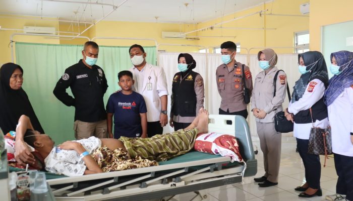 Kapolres Pijay Utus Personelnya Jenguk Orang Tua Rahmat Aulia Yang Dirawat di RSUD Cut Mutia