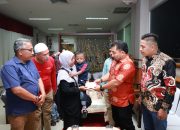 Pj Bupati Aceh Besar Antar Keberangkatan Pasien Bocor Jantung Berobat