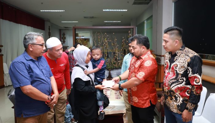Pj Bupati Aceh Besar Antar Keberangkatan Pasien Bocor Jantung Berobat