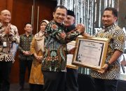 Pemkab Aceh Besar Terima Paritrana Award