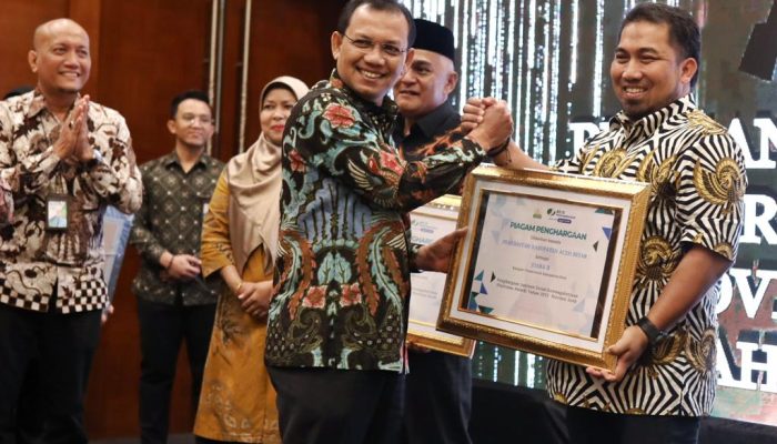 Pemkab Aceh Besar Terima Paritrana Award