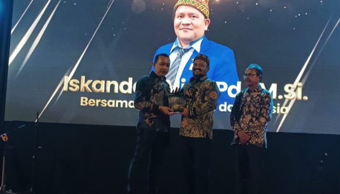 Ketua DPRK Iskandar Ali Terima Pengargaan Peduli Rakyat Kecil dan Lansia