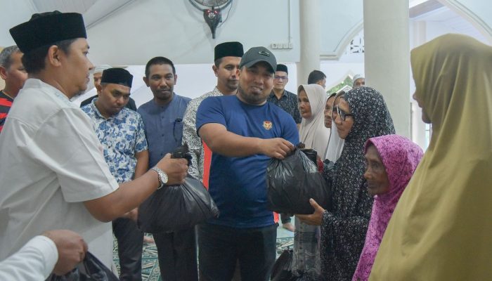 Pj Bupati Aceh Besar Salurkan 50 Paket Ramadhan di Cot Suruy