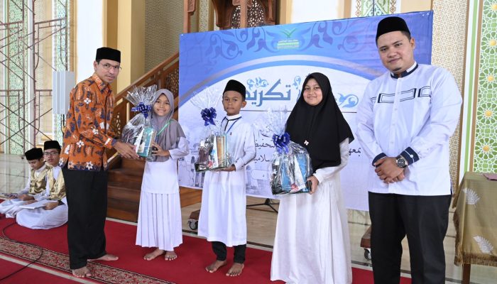 Tutup Daurah Tahfiz, Ketua DPRK Banda Aceh Ajak Generasi Muda Dekat dengan Al-Qur’an