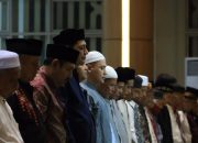 Pejabat Polda Aceh Sholat Tarawih di Masjid Babuttaqwa