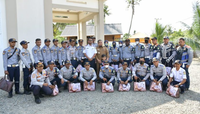Pj Bupati Bagikan Bingkisan Lebaran untuk 38 Personil Kontrak Dishub Aceh Besar