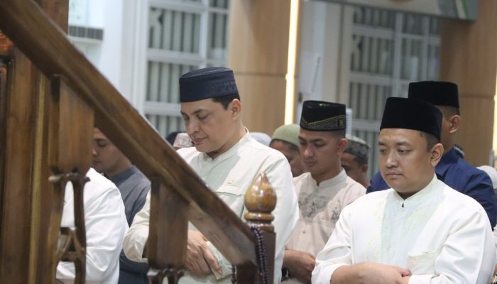 Kapolda Aceh Bersama Masyarakat Padati Masjid Babuttaqwa Tunaikan Sholat Tarawih