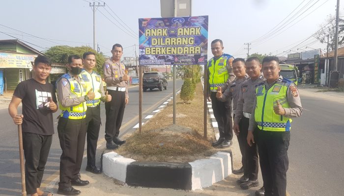 Kasat Lantas Polres Aceh Tamiang Edukasi Pengguna Jalan Raya Melalui Spanduk