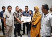 Pj Bupati Aceh Besar Berikan Bantuan Kepada 14 Korban Bencana Alam dan Sosial
