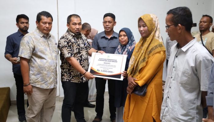 Pj Bupati Aceh Besar Berikan Bantuan Kepada 14 Korban Bencana Alam dan Sosial