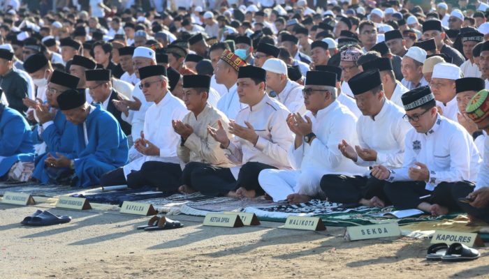 Kapolda Aceh Sholat ied di Lapangan Blang Padang