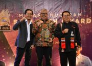 Sekda Aceh Dianugerahi Award Birokrat Berdedikasi dan Berintegrasi oleh SMSI