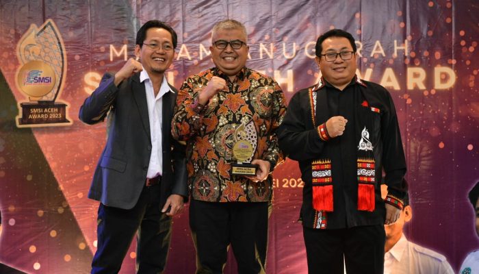 Sekda Aceh Dianugerahi Award Birokrat Berdedikasi dan Berintegrasi oleh SMSI