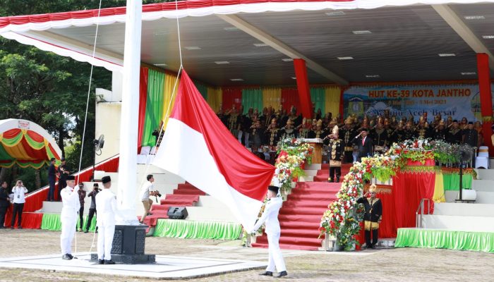 Pj Bupati Inspektur Upacara Hardiknas dan HUT ke-39 Kota Jantho
