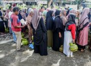 Masyarakat Darul Imarah Berebut Antrian Operasi Pasar Elpiji 3 Kg di Masjid Al-Faizin