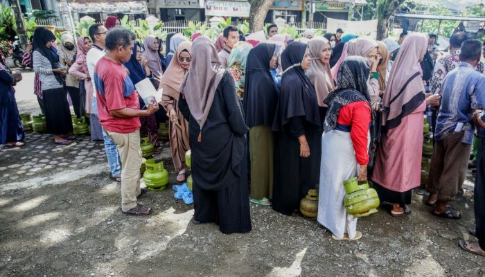 Masyarakat Darul Imarah Berebut Antrian Operasi Pasar Elpiji 3 Kg di Masjid Al-Faizin