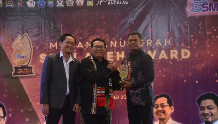 Pj Bupati Aceh Besar Terima SMSI Award Kategori Figur Peduli Ketahanan Pangan dan Kesejahteraan Petani
