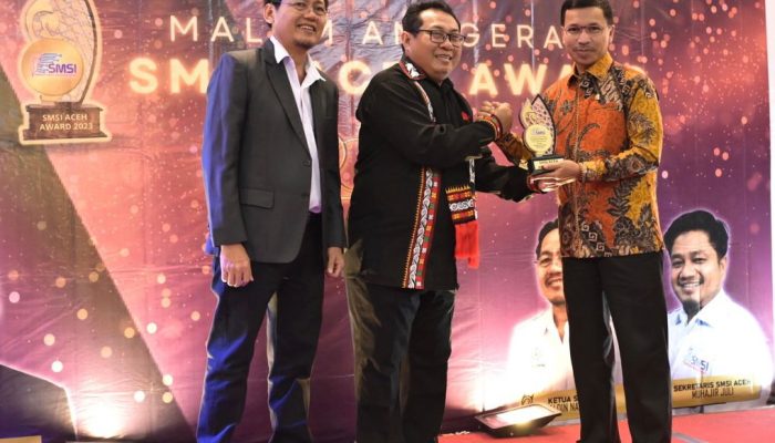 Ketua DPRK Banda Aceh Terima Anugerah SMSI Award 2023