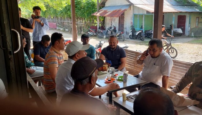 Pj Bupati dan Ketua DPRK Aceh Besar Minum Kopi Pagi dengan Nelayan di Peukan Bada