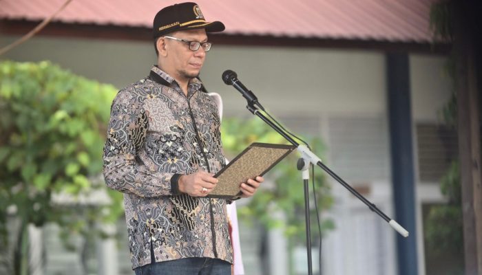 Anggota DPRK Musriadi Menjadi Pembina Upacara di SMA Negeri 1 Krueng Barona Jaya