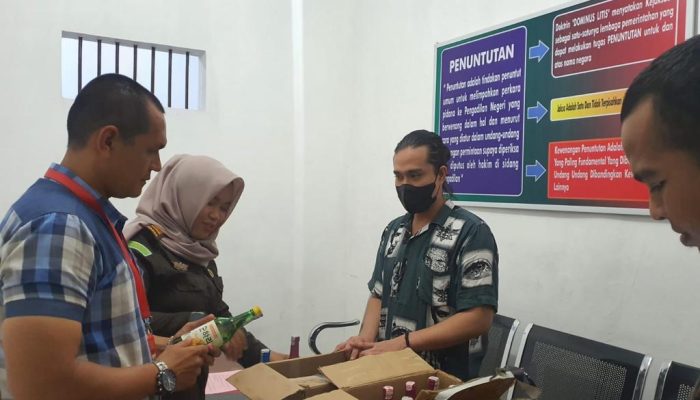 Berkas Perkara Lengkap, Polisi Serahkan Tersangka Penyedia Miras di Banda Aceh ke Jaksa