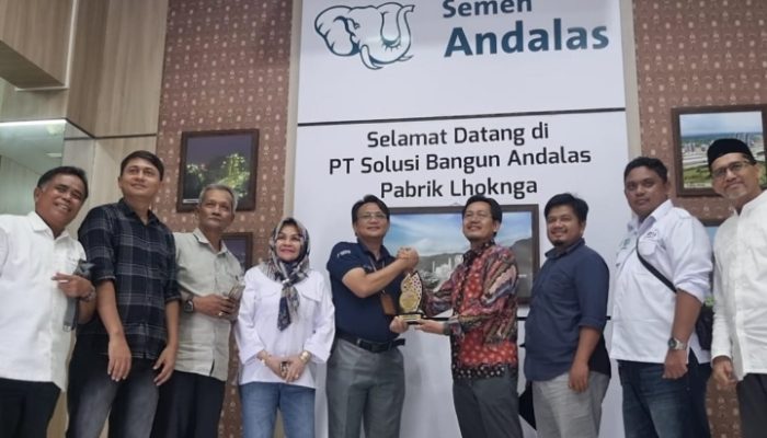 Pengurus SMSI Aceh Serahkan Penghargaan SMSI Award 2023 Kepada PT SBA