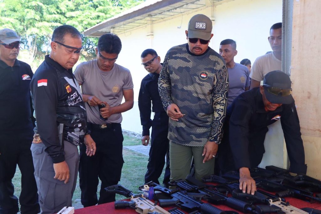 Di Hari Libur Nasional, Pejabat Polda Aceh Gelar Latihan Menembak