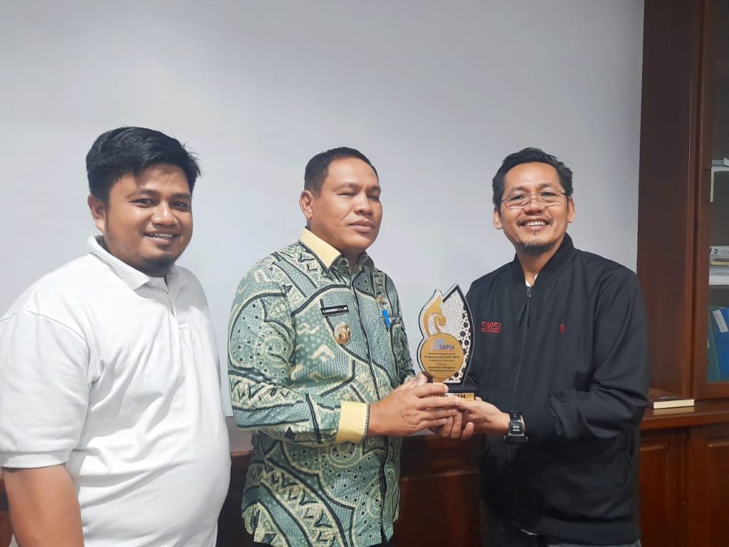 Terima Award, Pj Bupati Abdya Darmansah Apresiasi SMSI Aceh